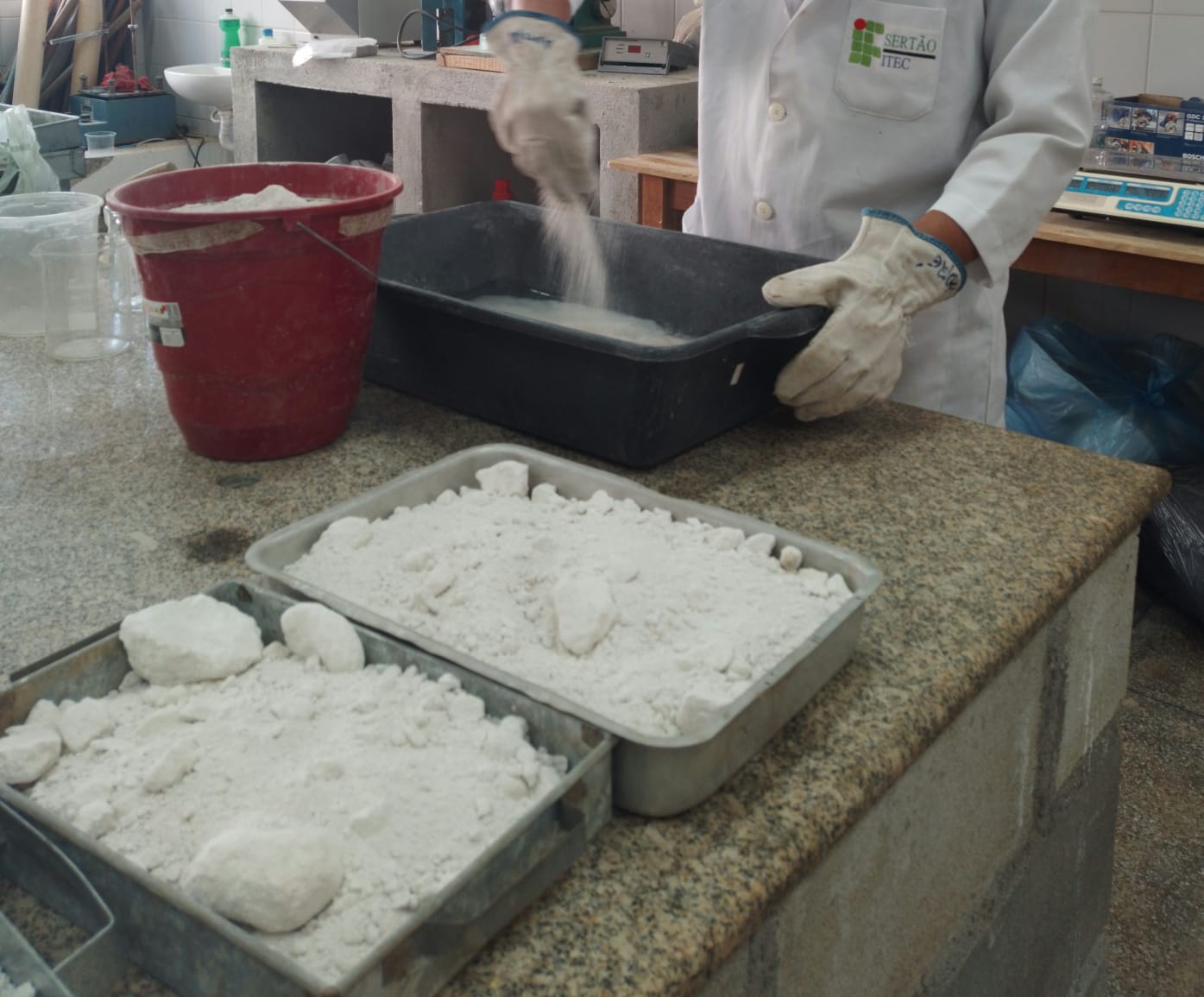 Preparação de uma mistura de resíduos de gesso para produção de tijolos
